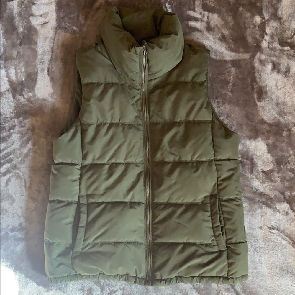 Olds navy women’s puffer vest size large